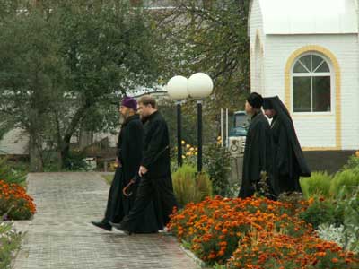 Во дворе Щегловского монастыря