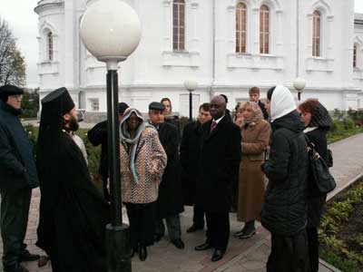 Гости во дворе Щегловского монастыря